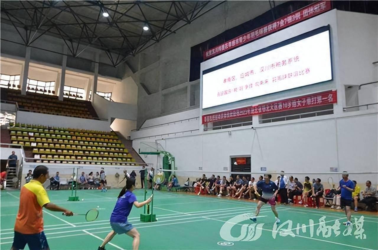 税务局在汉川体育馆开展了喜迎国庆"税羽争锋·向未来"羽毛球联谊赛