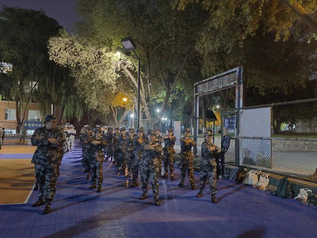 愉快心情细心整理好寝室内务画出心中的昂扬斗志精心绘制每一份板报16