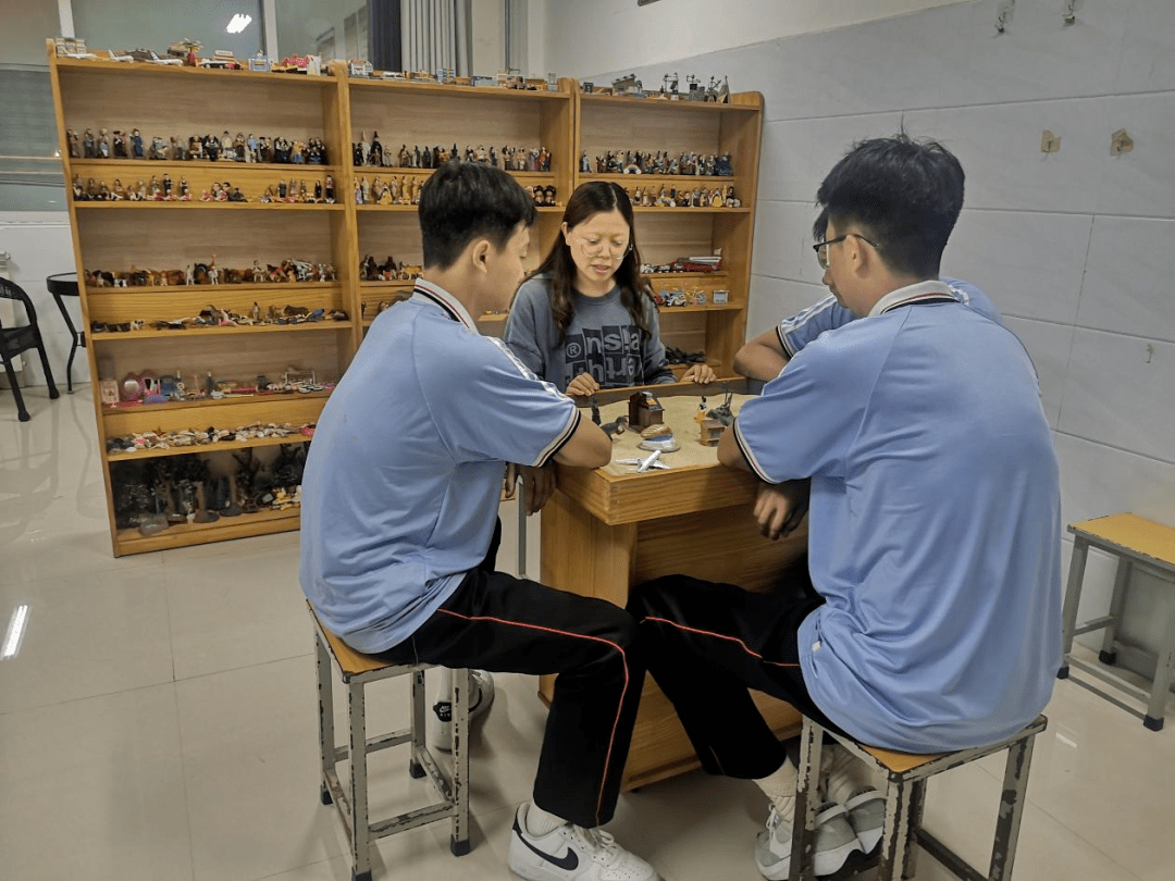 9月15日,彭晓芬老师在宜阳县第二高级中学知心姐姐工作室为高一3名