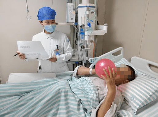 科室针对患者的情况,开展的功能锻炼主要包括:呼吸功能锻炼器,吹气球