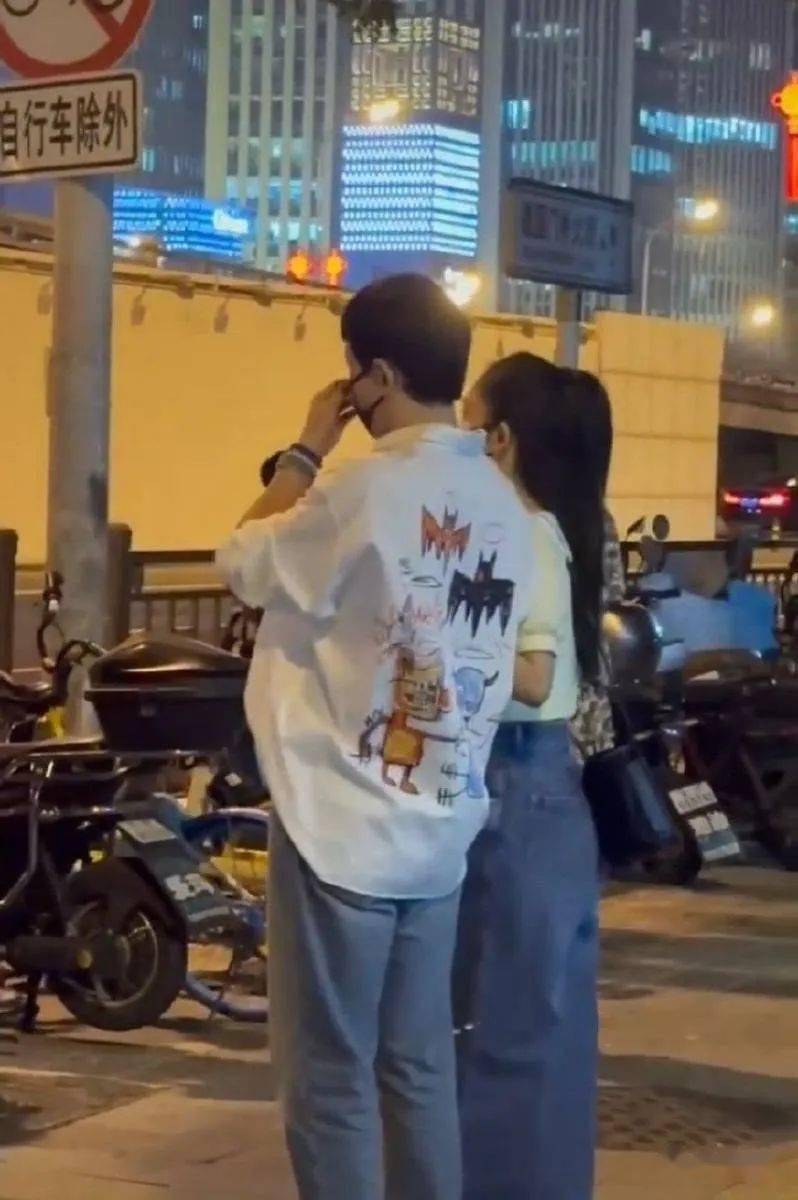 纪念日,25日,有网友偶遇张杰,谢娜,两个人情侣色1系穿搭,手牵手压马路