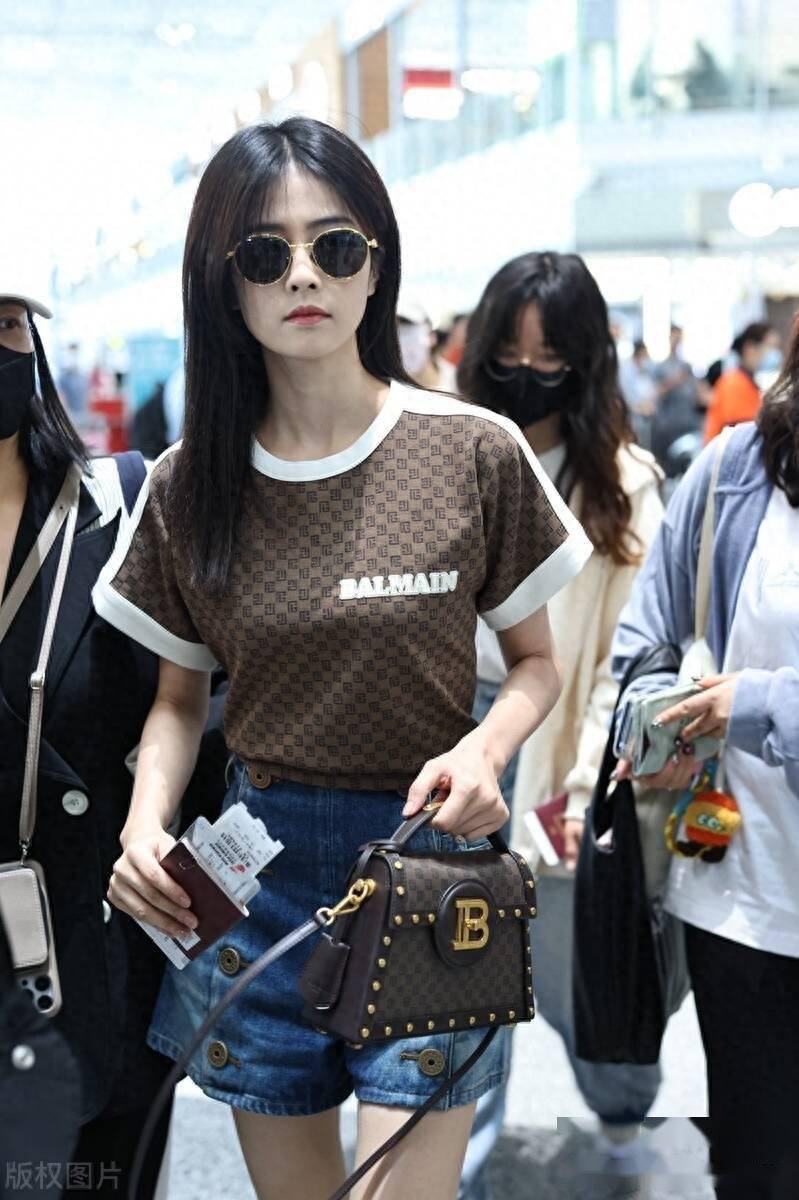 白鹿现身北京机场,前往巴黎参加时装周