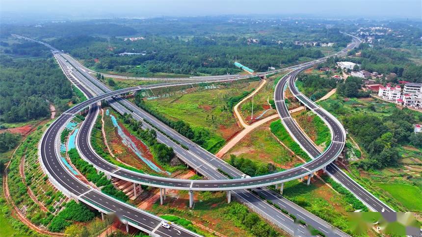 江西信豐至廣東南雄(贛粵界)高速公路建成通車,江西新增了一條連接