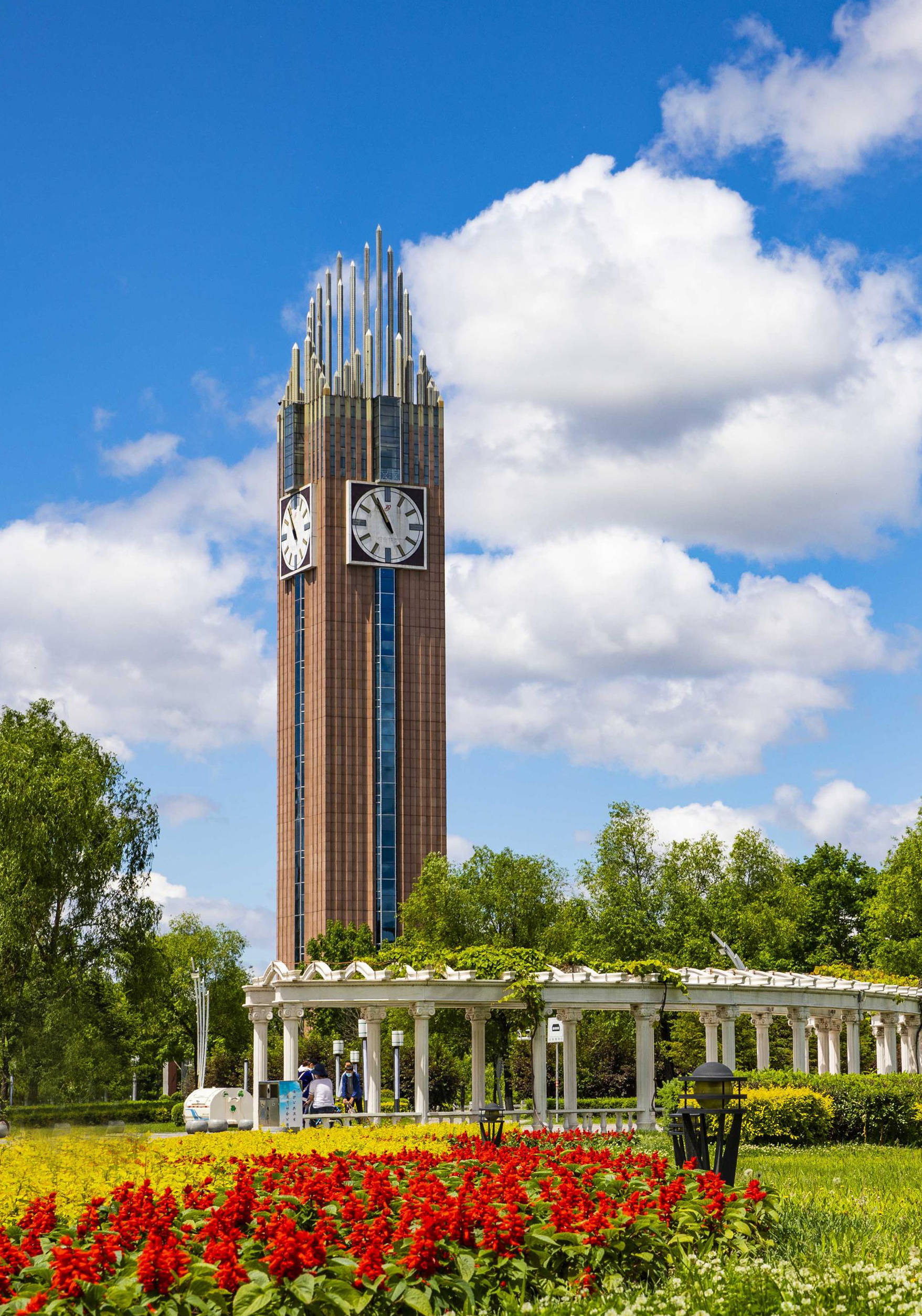 塔高83米,象征七台河1983年成为地级市;塔身四面设置钟表,寓意一座