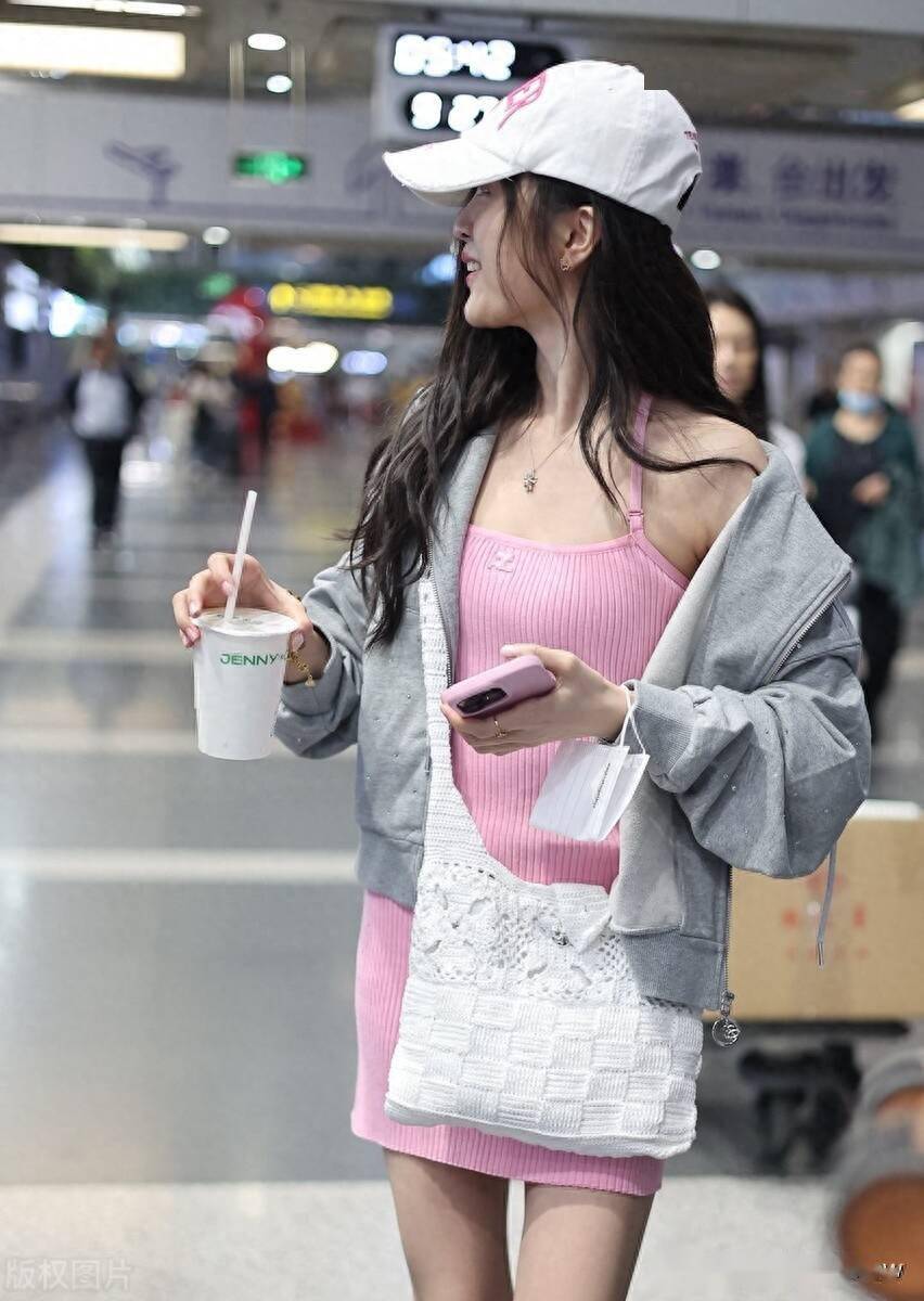 吴宣仪现身上海机场,身着粉色针织吊带裙青春靓丽