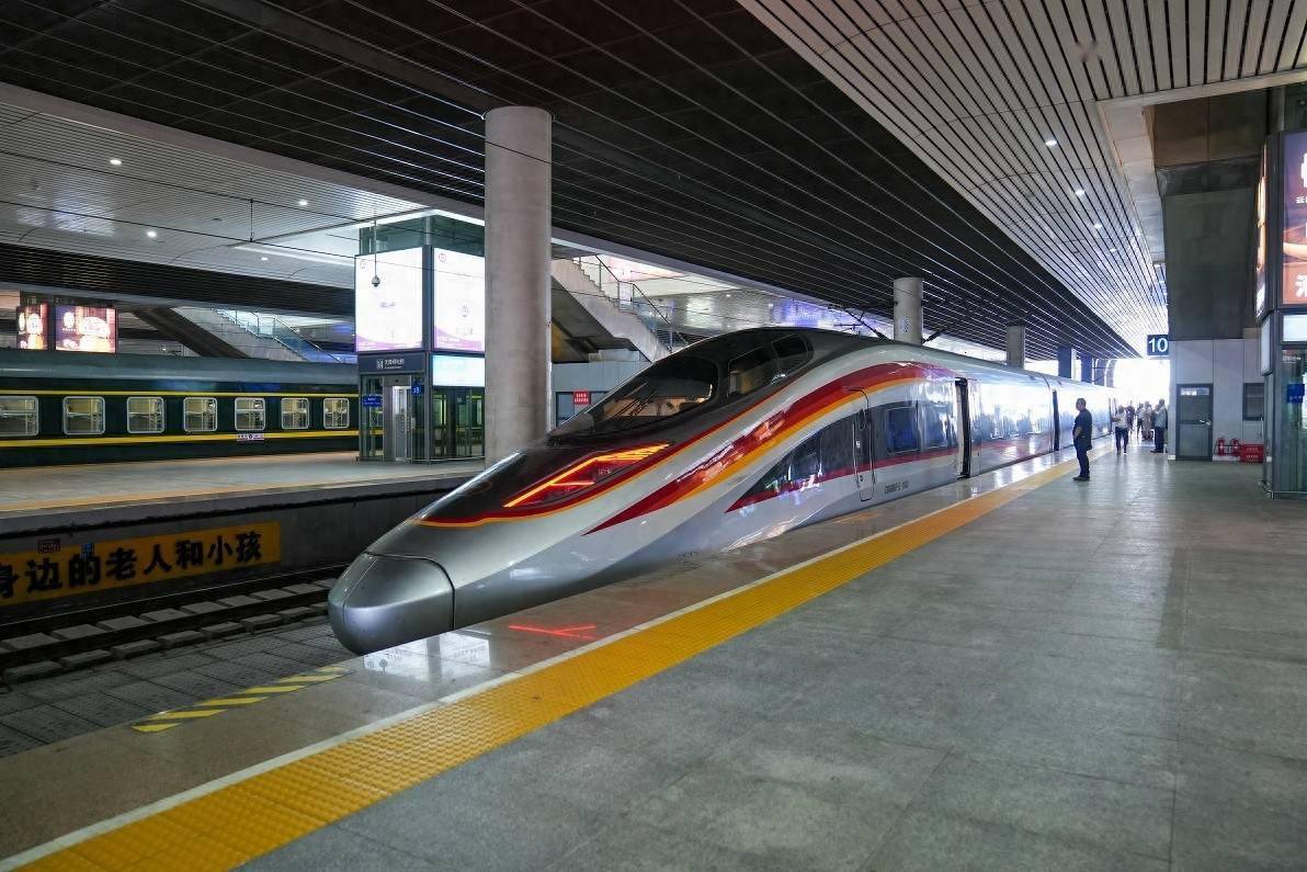 针对旅客集中出行,成都车站启用高峰列车运行图,并在国庆热门时段加开
