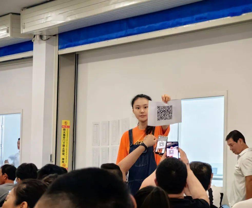 来自上海市各区游泳救生协会的14支代表队和近140名救生员齐聚一堂