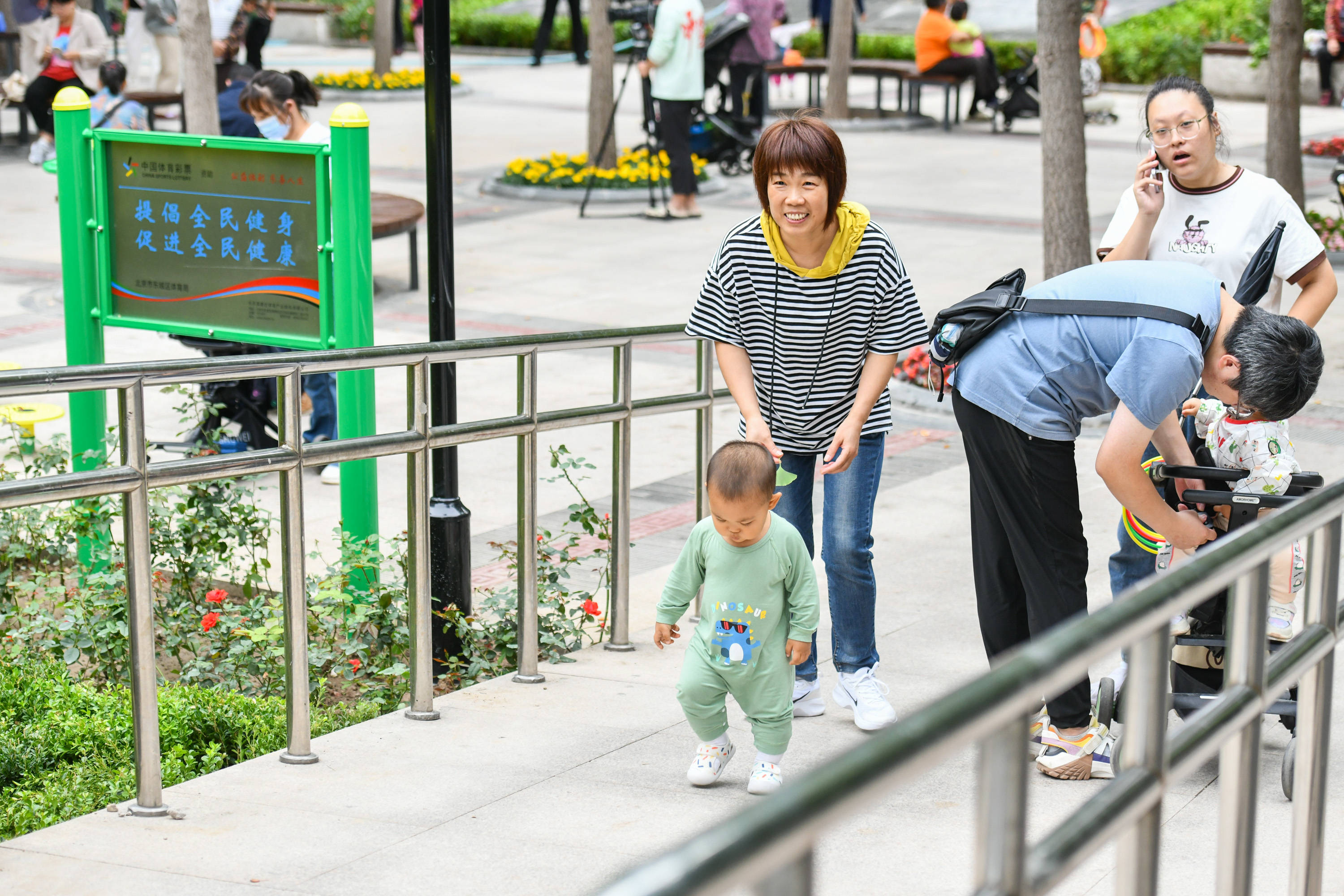广渠门桥东侧绿地改建成全龄友好公园,今天开园了_健身_空间_市民