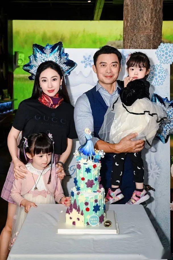 贾晓晨樊少皇合体为"小饭团"庆生 两女愈大愈靓尽得真传_老公_生日_一