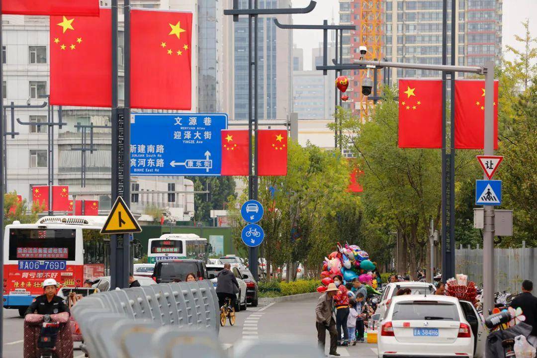 图话丨"盛装"迎国庆,省城处处洋溢"中国红"_太原_花篮_五星红旗