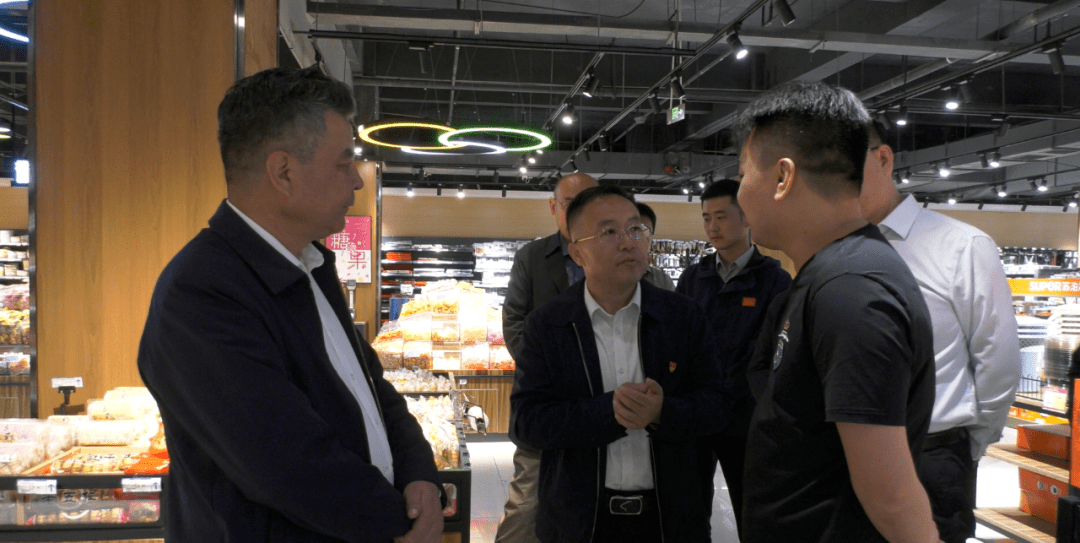 李新斌强调,市场供应保障和食品安全与群众生活密切相