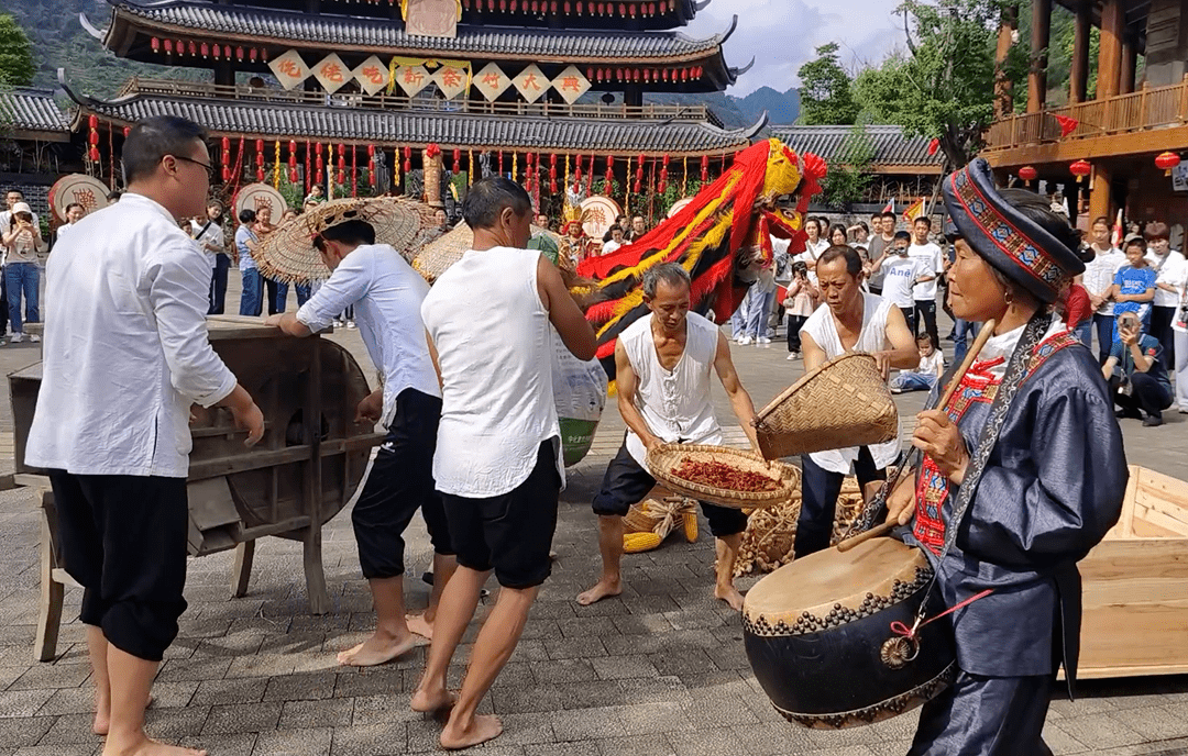 中加入观赏,体验,互动等元素,目前我们已经通过网络预订门票五万多张