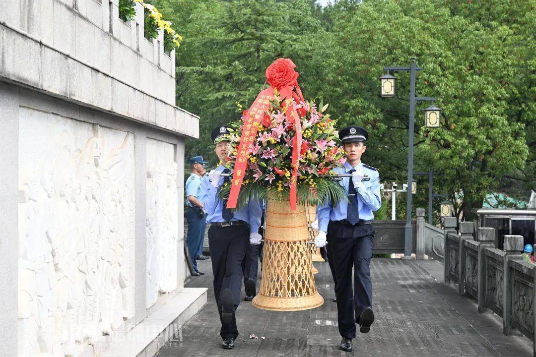 临近9时,王健,叶帮锐,丁政,陈小忠,骆华勇,蒋涛等领导同志和各界干部