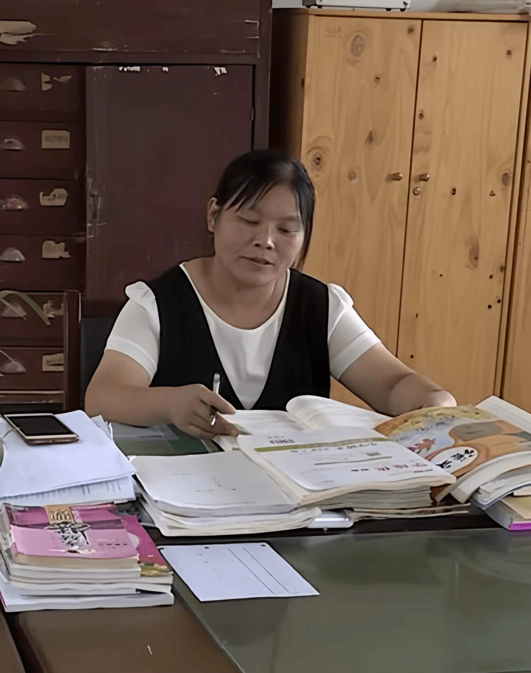 林星华,女,1974年5月出生,万载县黄茅镇林场小学教学点负责人.