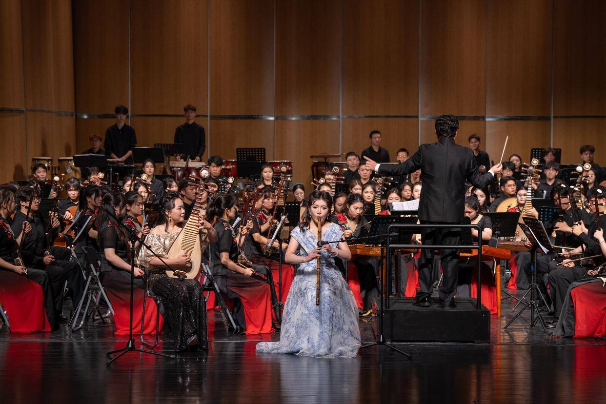 音乐会在淡雅宁静的民族管弦乐《秋江花月夜》中拉开帷幕,民族管弦乐