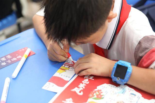 "伍若兰紧随朱德转战南北,出生入死,患难与共.