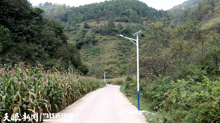 国庆节前夕,赫章县朱明镇双营村的路灯亮了