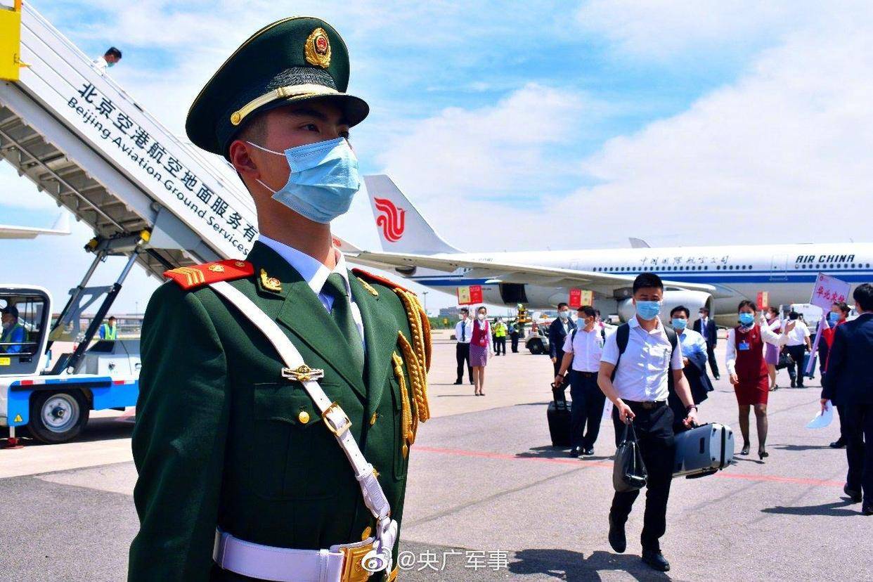 武警部队全力维护社会安全稳定,加强重要目标勤务部署,在机场,车站和