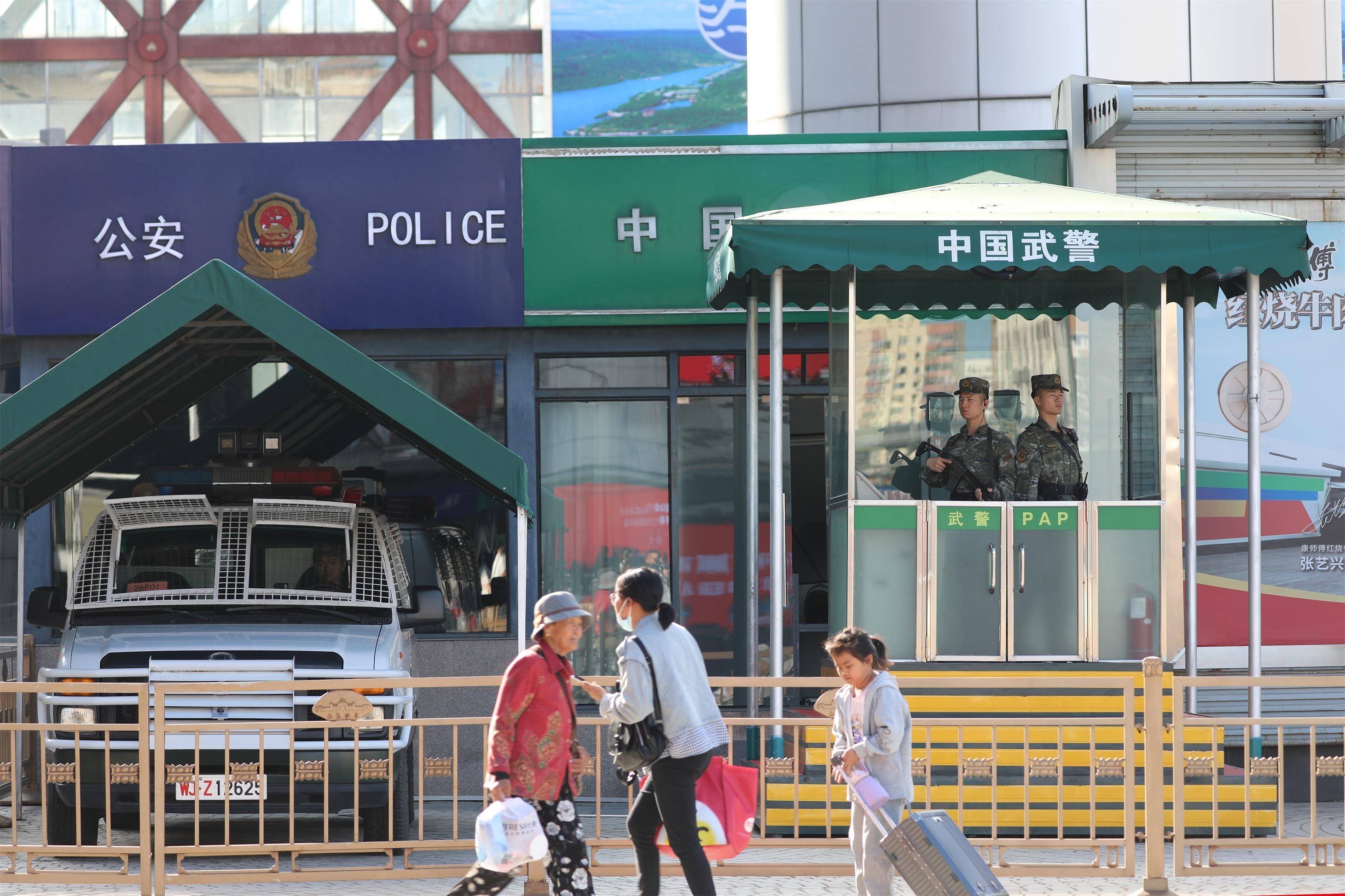 组图|星夜坚守,武警官兵"双节"护卫旅客平安出行_哨兵_北京西站_陈春
