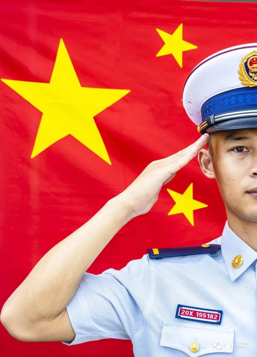 向祖国母亲深情表白我们与国旗合影今日向信念敬礼,向祖国致敬广西
