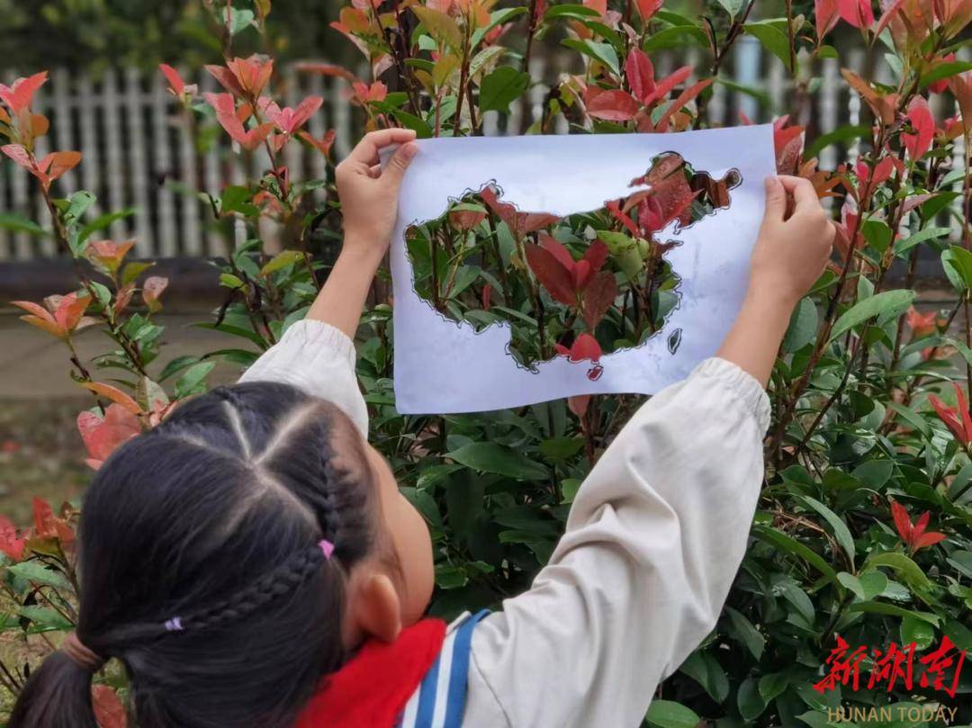 南县明山头镇:用"最美秋叶"贴画"最美中国地图"_树叶_活动_张婷