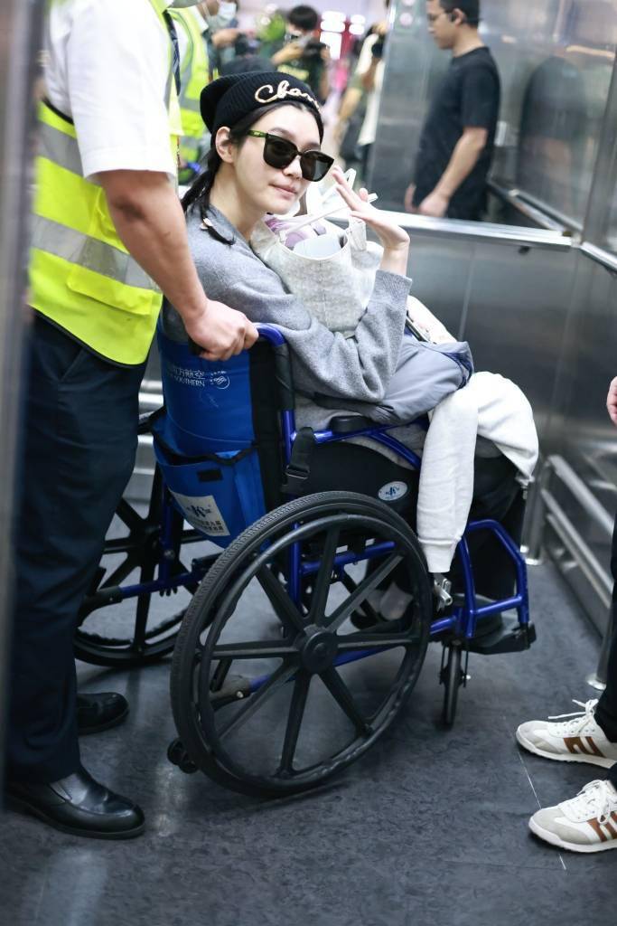 奚梦瑶坐轮椅现身上海虹桥机场 脸戴墨镜心情欠佳_账号_明星_何猷君