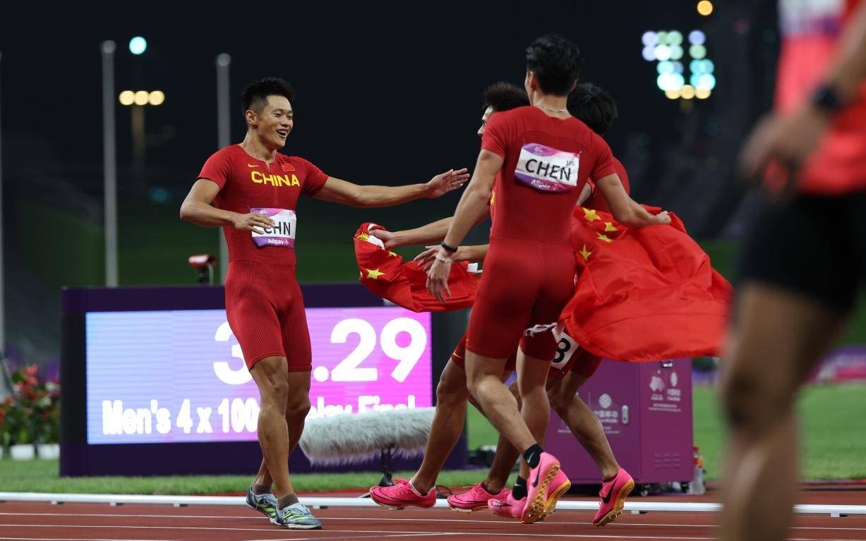 谢震业"带飞"3个00后,中国男子百米接力完成传承_陈佳鹏_亚运会_战场