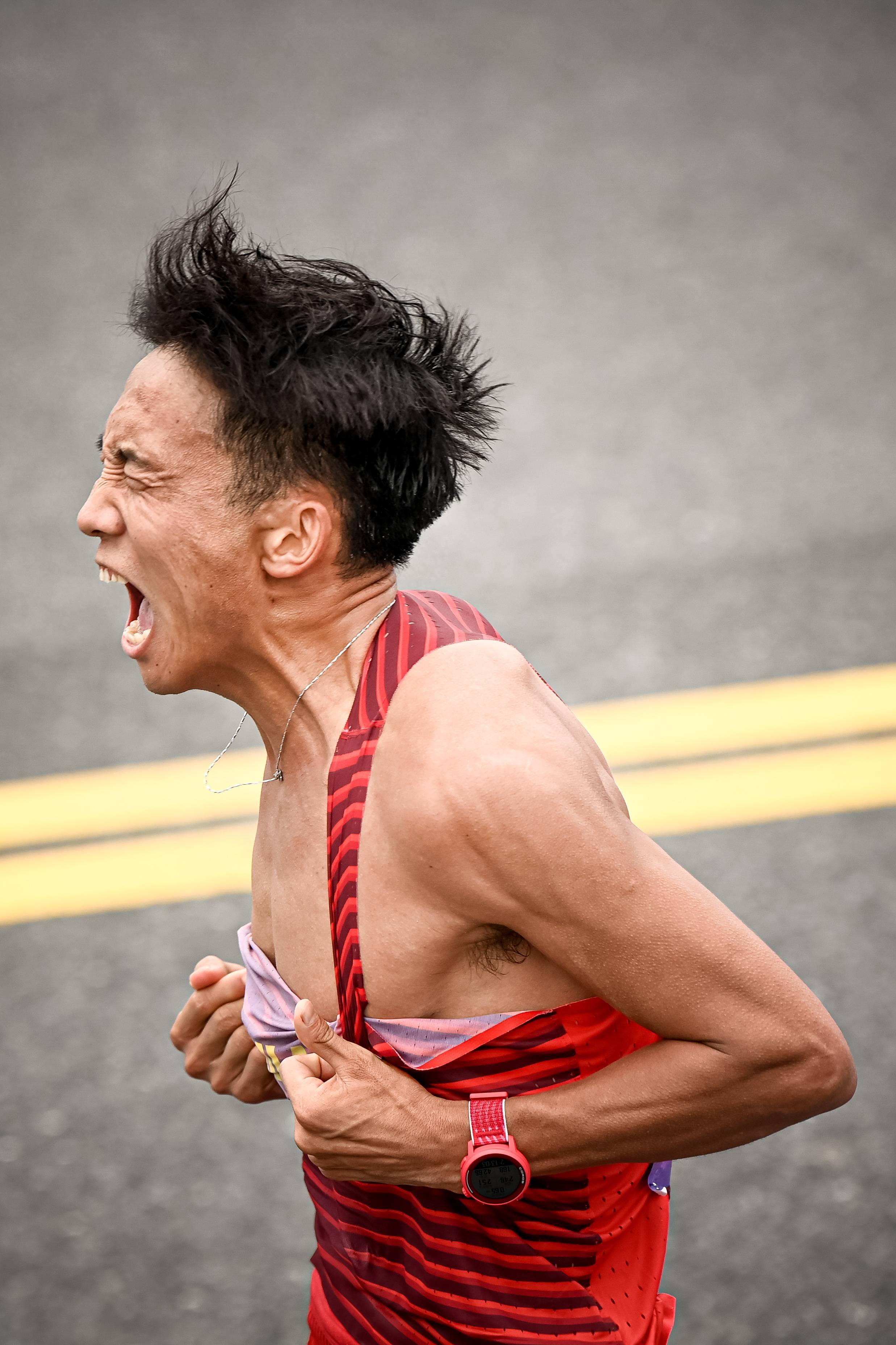 (杭州亚运会)田径——何杰获得男子马拉松冠军_选手_中国_新华社