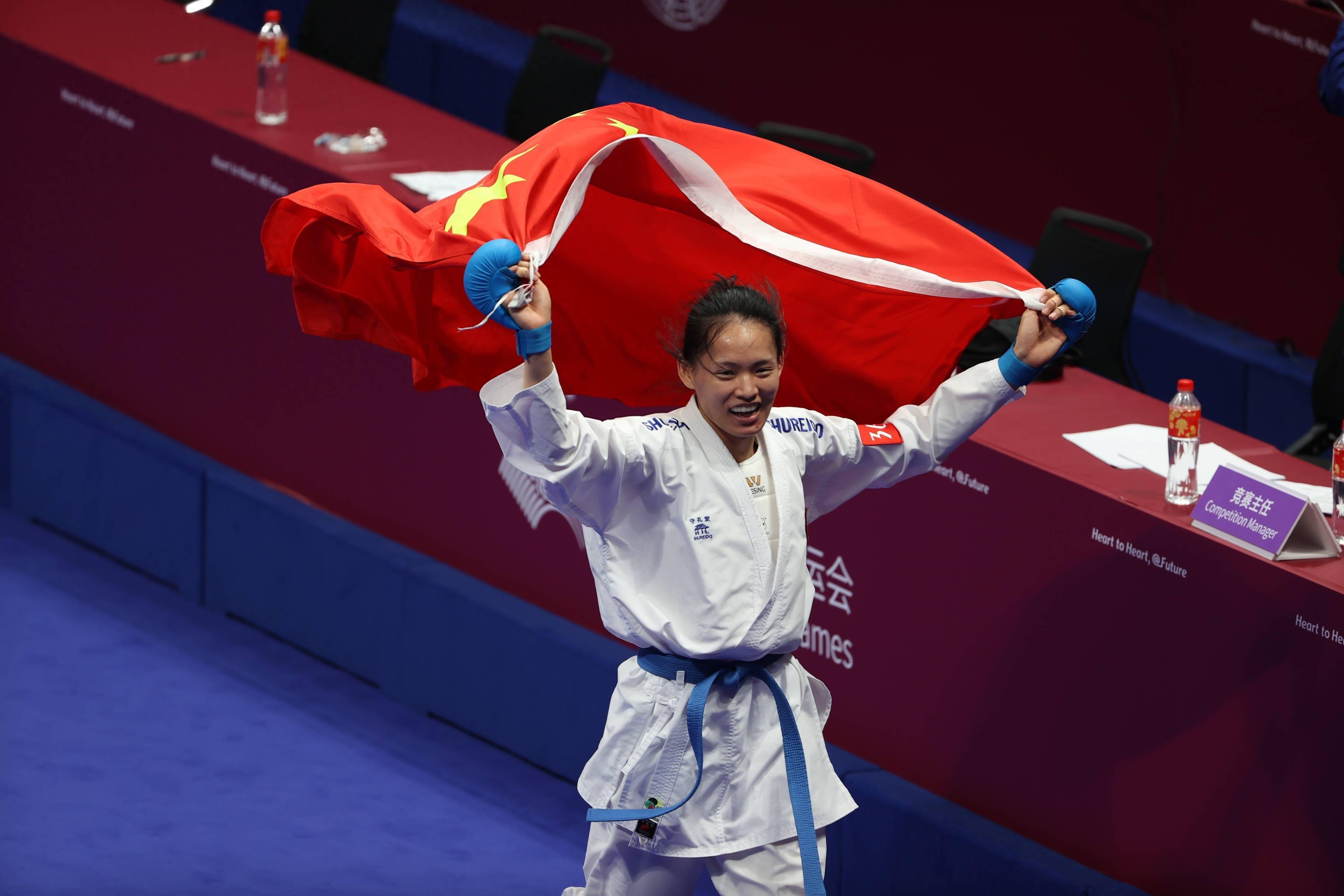 李巧巧夺得空手道女子组手68公斤级金牌_决赛_选手_中国