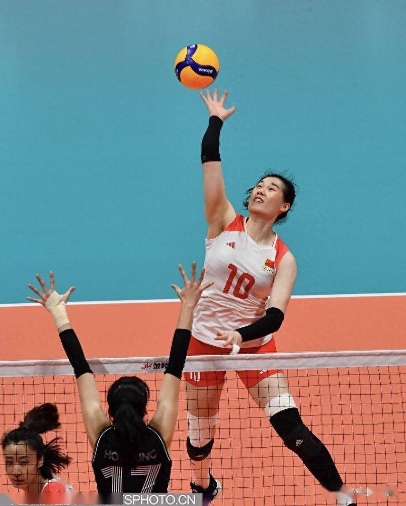 丁霞(左)和袁心玥双人拦网李盈莹进攻王梦洁救球王媛媛进攻龚翔宇(左)