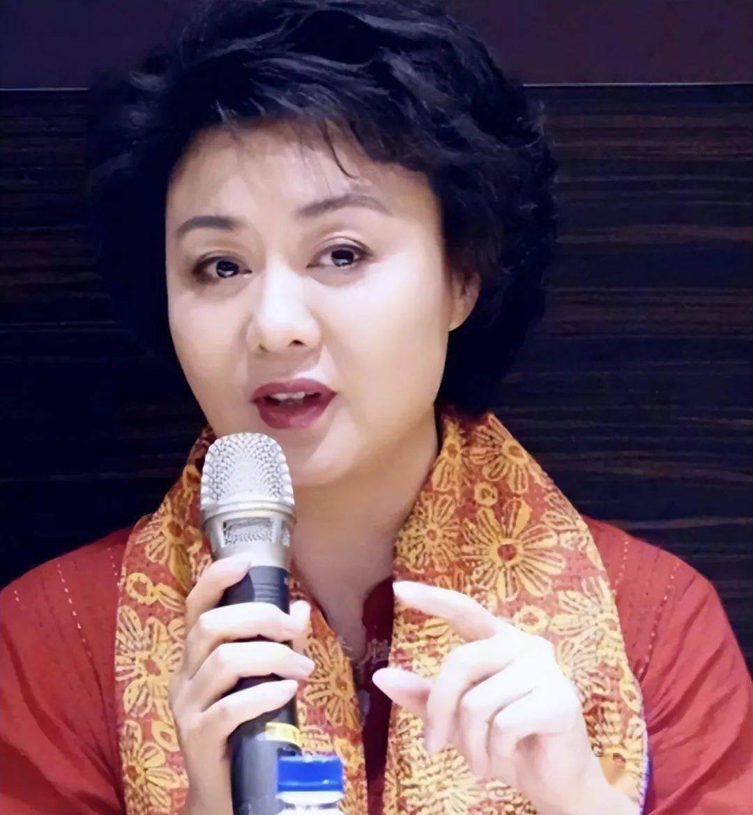 传言即谣言告诉你一个真实的她