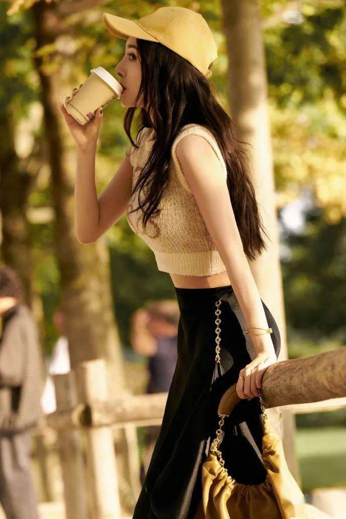 杨幂新造型写真 露肩背心搭配短裙大秀好身材_照片_来源_娱乐