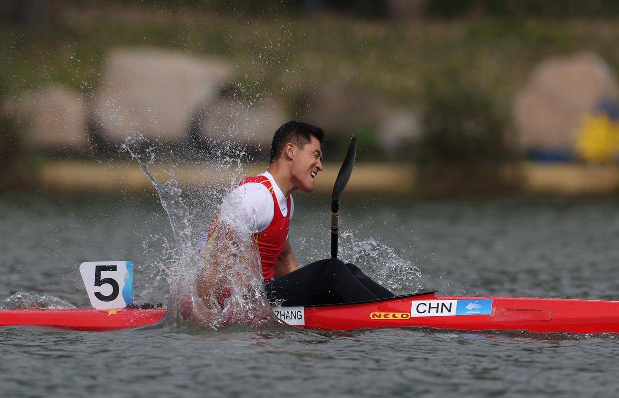 (杭州亚运会)皮划艇静水——张冬夺得男子1000米单人皮艇冠军_杜潇逸