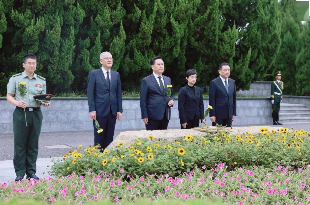 程向民等区党政军领导和社会各界人士向人民英雄敬献花篮_烈士_松江区