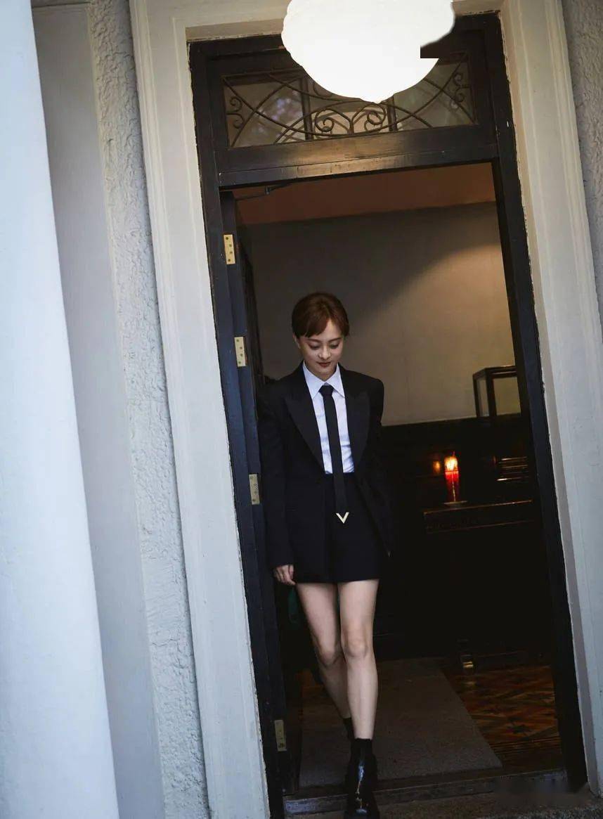 孙俪烟熏妆配西装 肌肉线条优美秀美腿_娱乐_照片_小腿