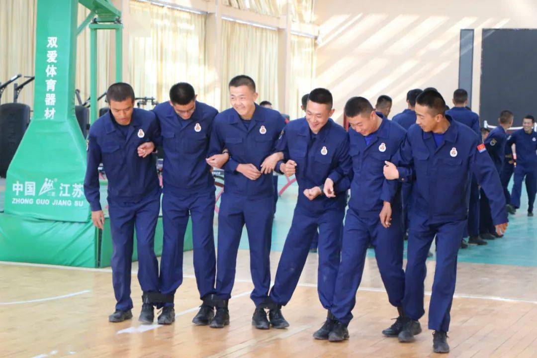 为了丰富新消防员节日生活娱乐,新训队统筹谋划,开展了两人三足,双龙