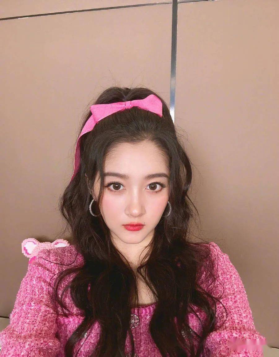 关晓彤芭比粉造型又甜又酷 头扎蝴蝶结似童话公主_照片_套装_来源