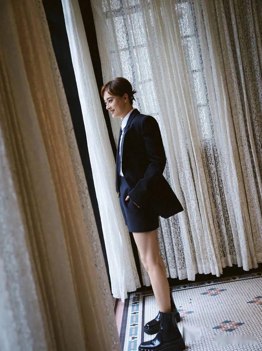孙俪烟熏妆配西装 肌肉线条优美秀美腿