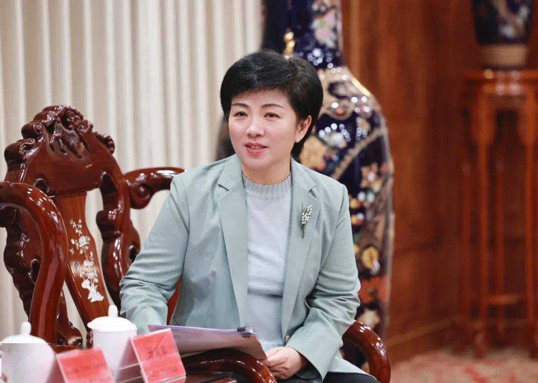 10月9日上午,市长万闻华会见了来泰考察访问的津巴布韦国家生物技术