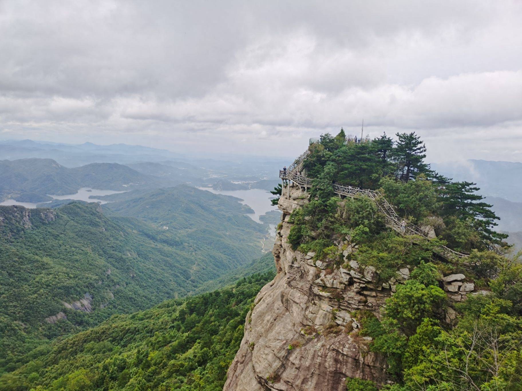 众所周知,信阳市商城县丰富的红色景点,旅游资源,都集中在南部山区