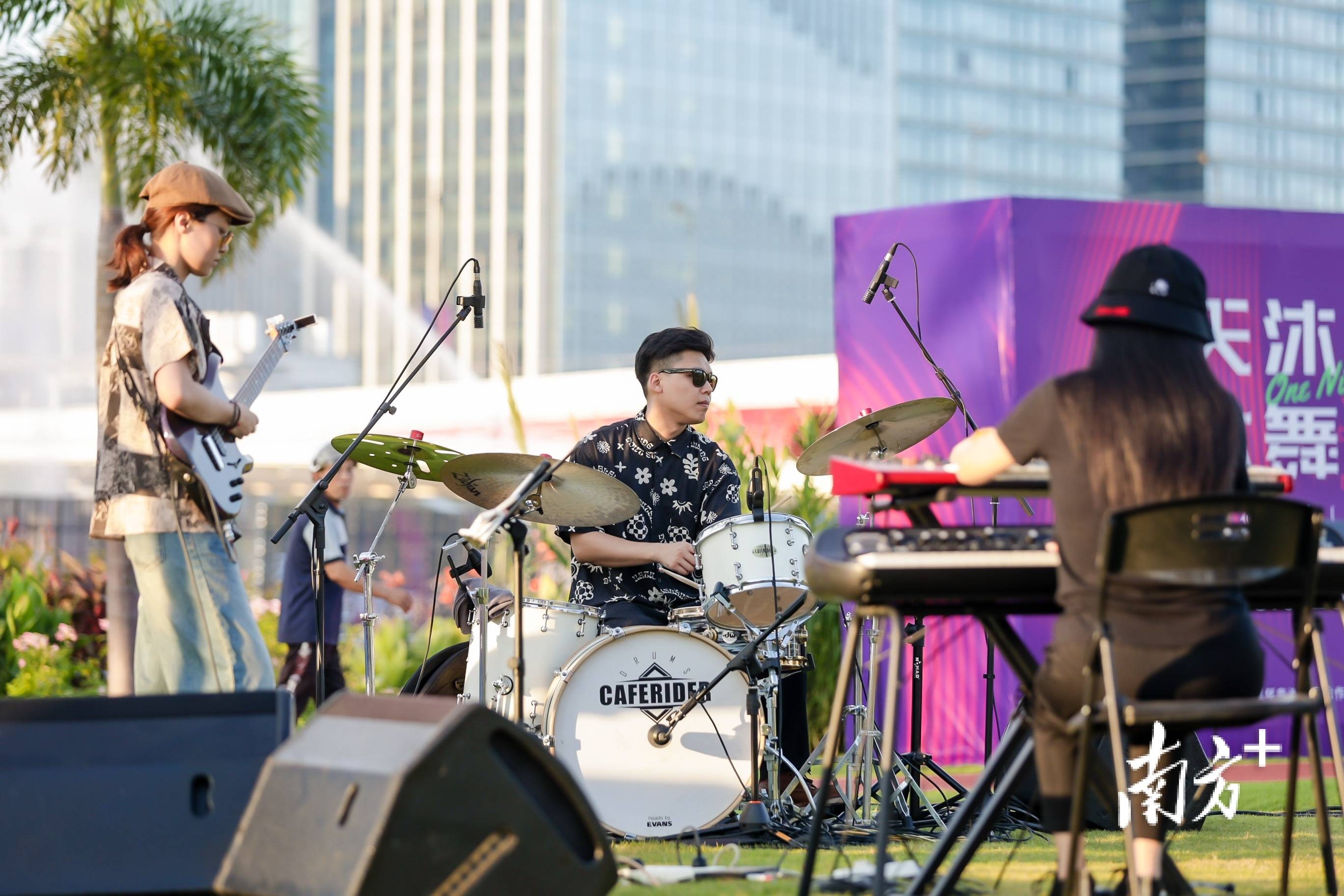 这次水舞光影秀把水岸结合的舞台延展至天空,草地.