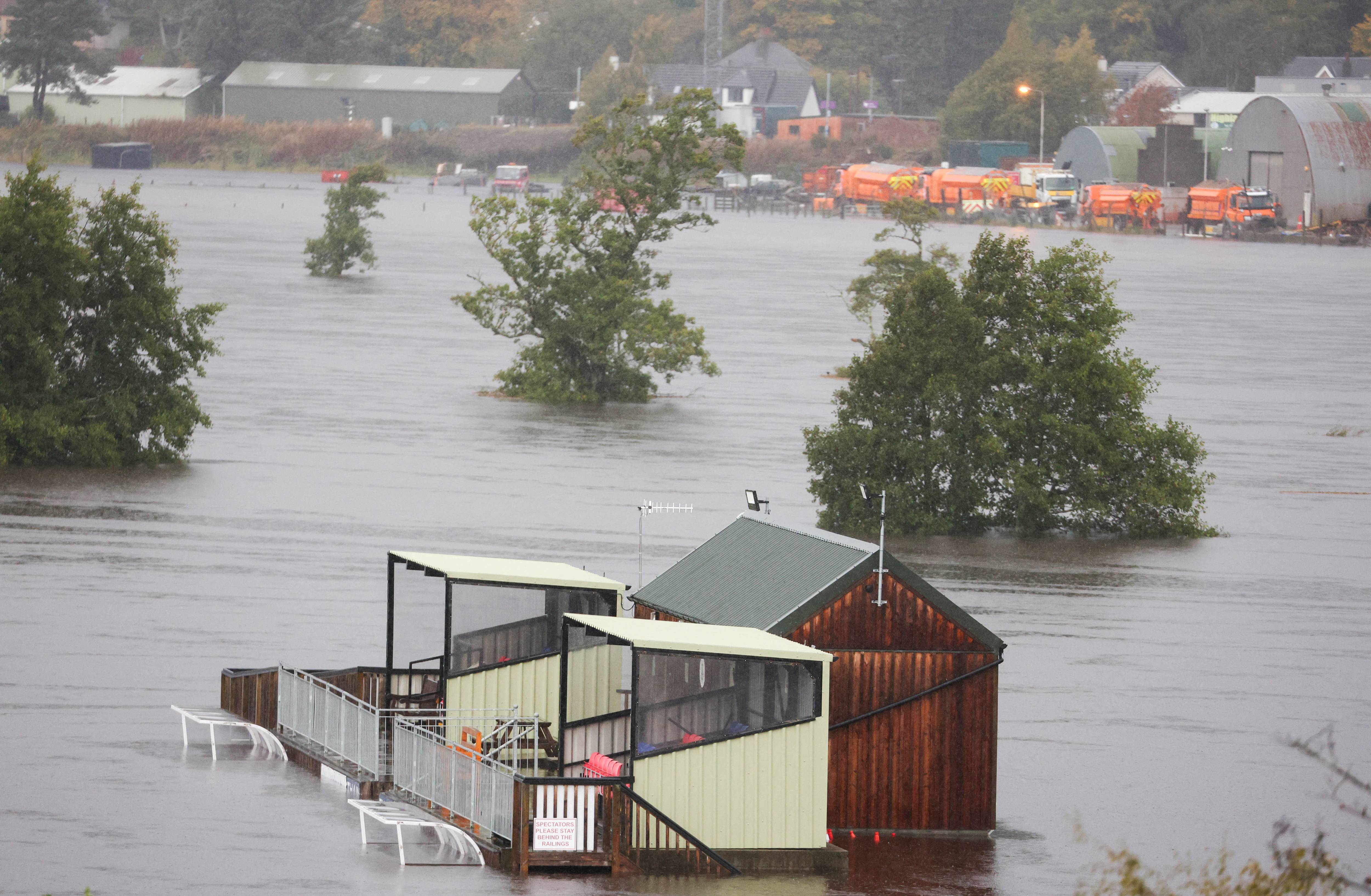 英国苏格兰暴雨致当地多处发生山体滑坡 洪水泛滥严重