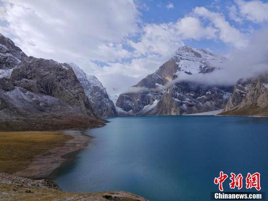 新疆天堂湖:一汪碧潭嵌雪山_拜城县_群山_湖水