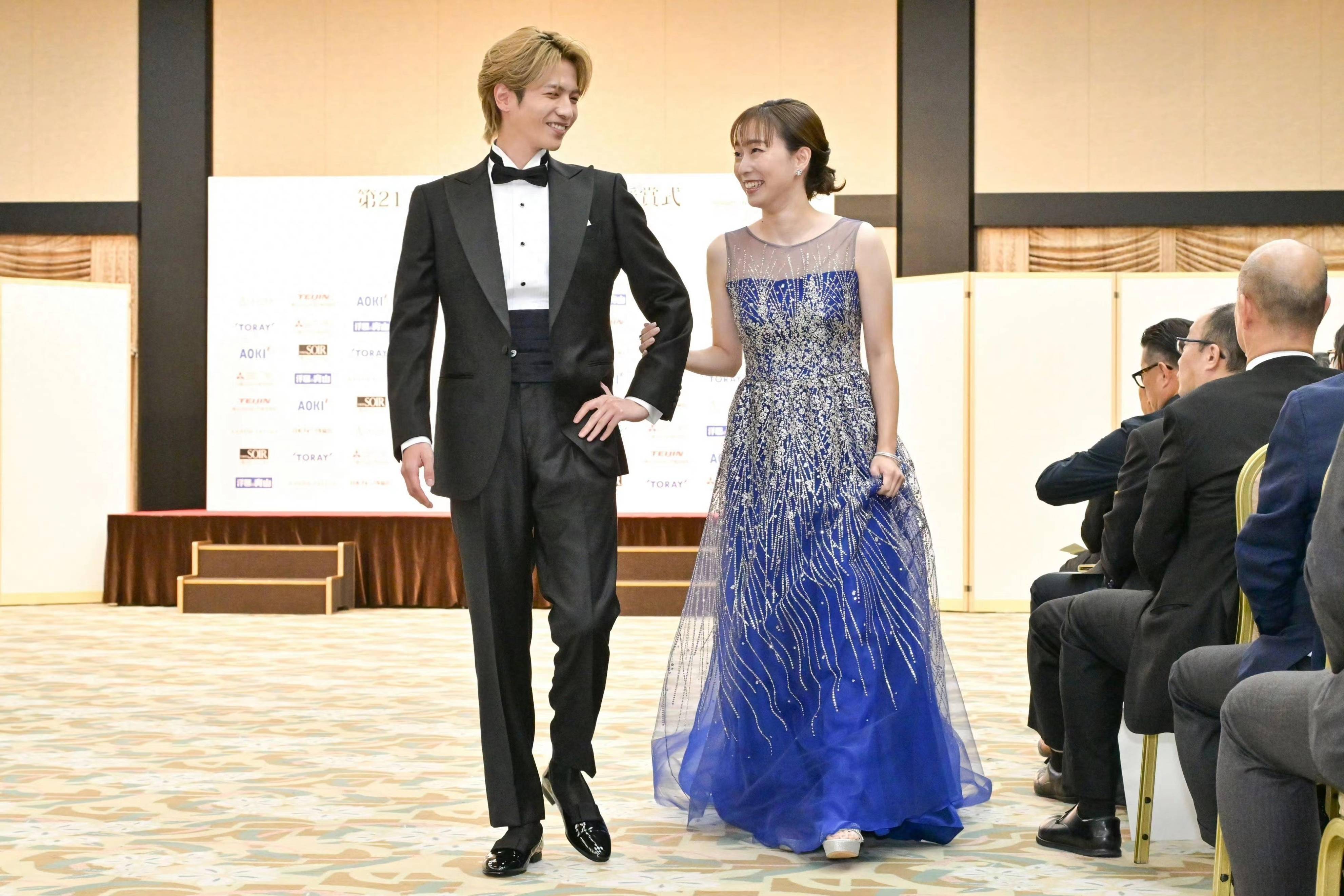 石川佳纯手挽帅气的男伴!