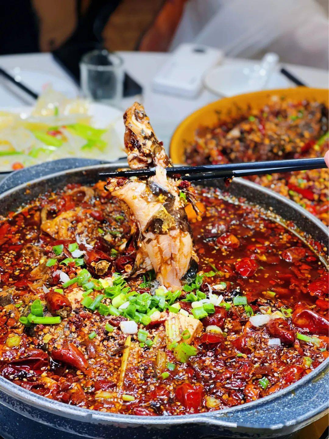 融合了四川的麻辣,又突出陕南的新鲜;这道麻辣黄辣丁就把两个特色凸显