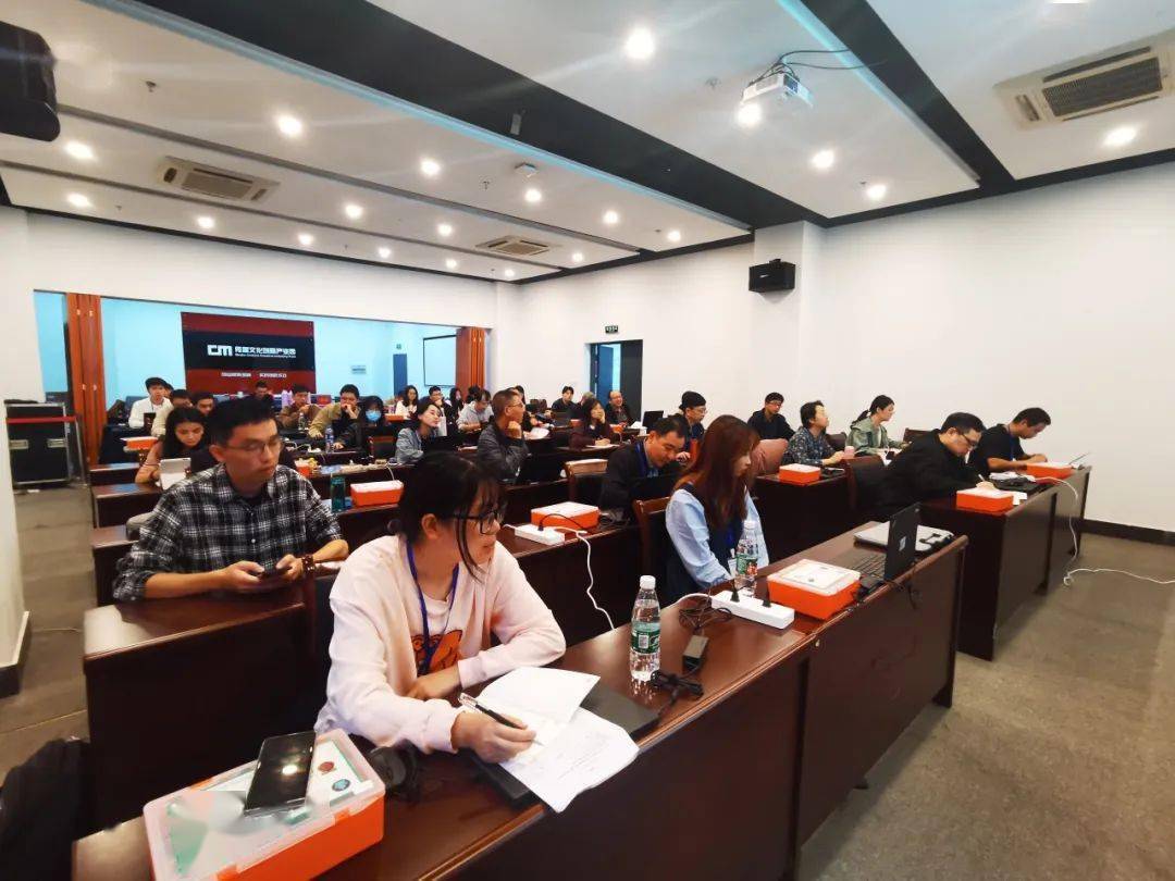 学习培训共成长，融合智慧赴未来——开化县“ 基于新课标的信息科技教学能力”培训