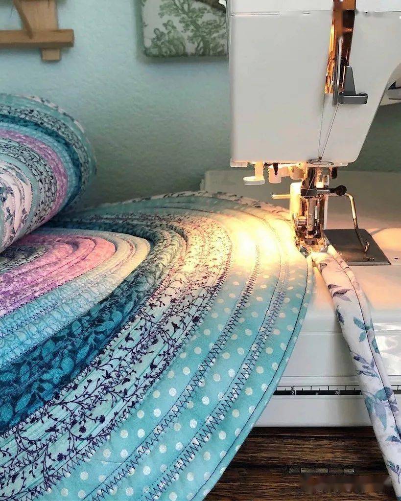 旧衣服床单碎布条对折加上棉做成了绳子,盘起来竟如此强大,邻居看了都