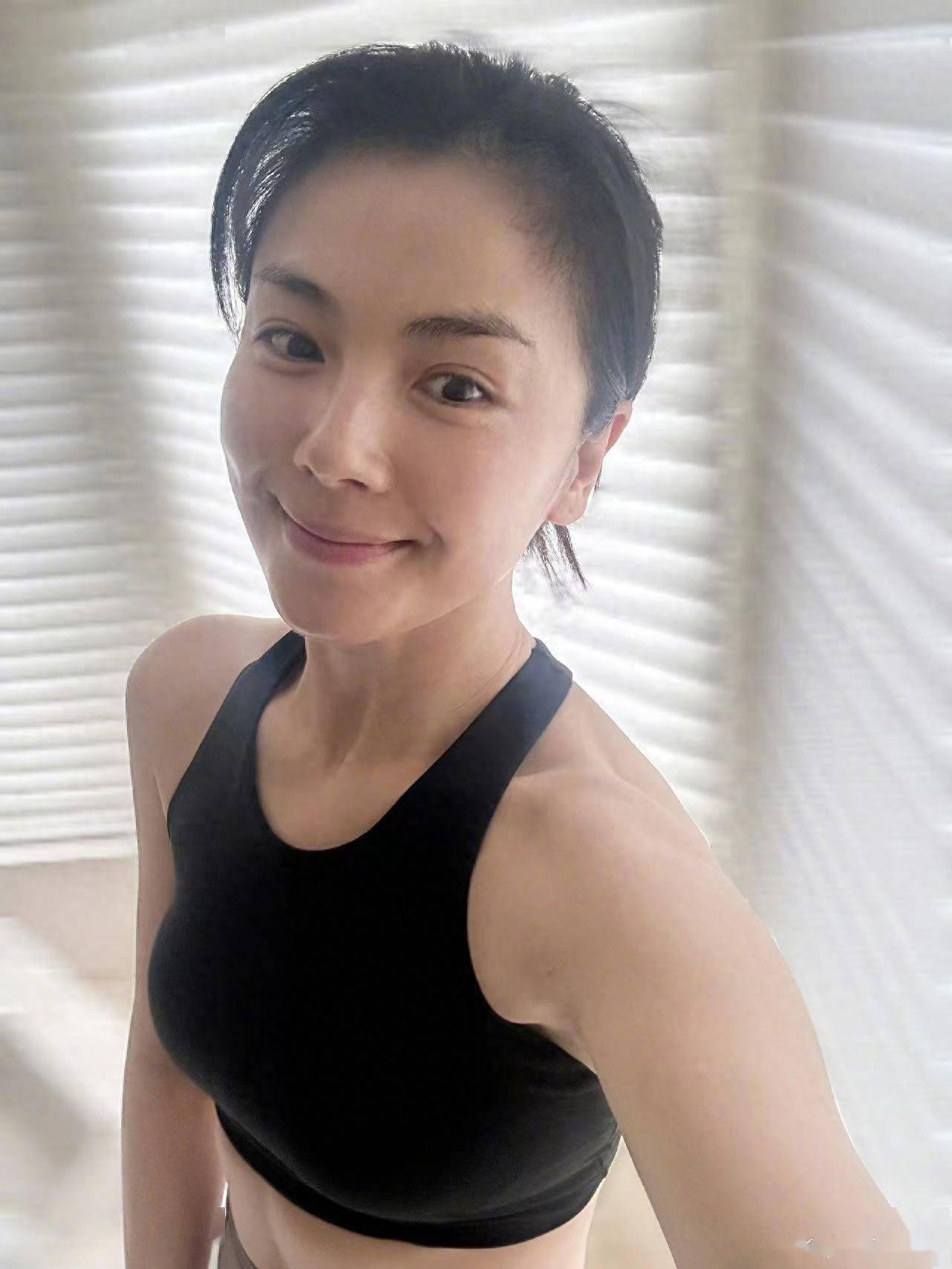 45岁刘涛晒健身照超自律!