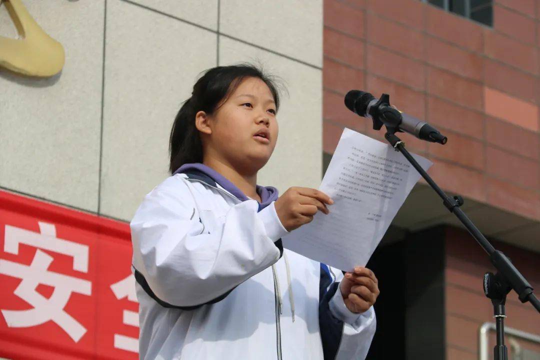 珍惜粮食,反对浪费---沙湾一中开展主题升旗仪式