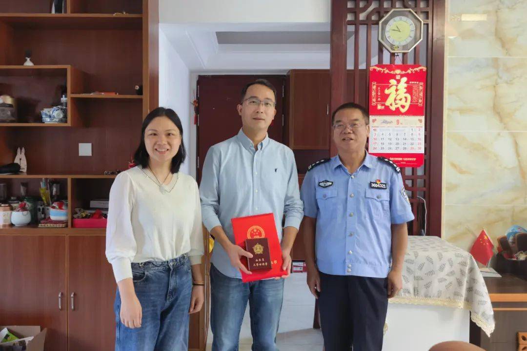 廖建平与政工部门工作人员专程送来喜讯——龙瓃连续三年考核优秀记三